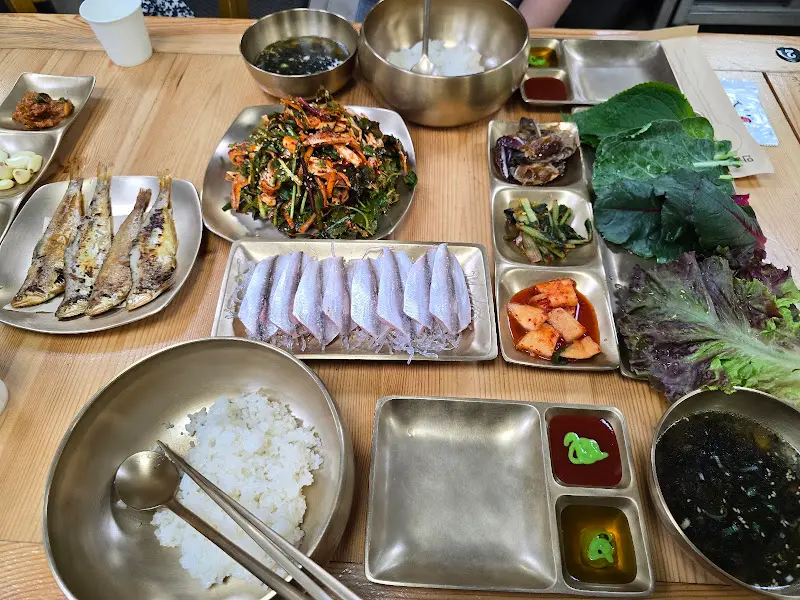 놋그릇에 담겨 나온 밴댕이 모듬 한 상 차림