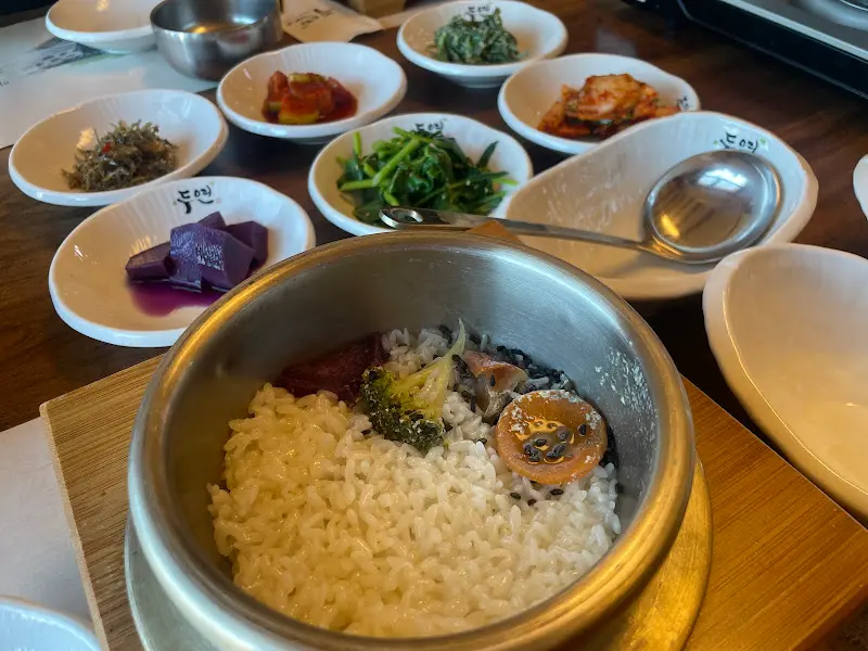 돌솥밥과 함께 제공되는 다양한 밑반찬