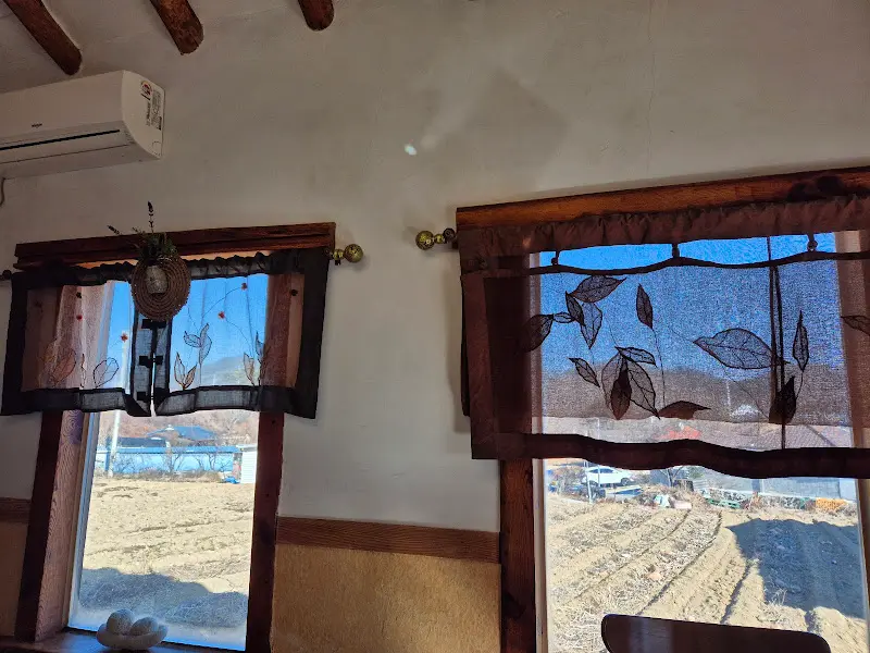 창밖으로 보이는 아름다운 풍경