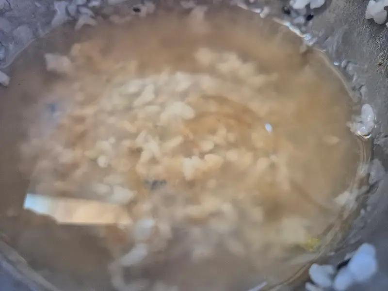 돌솥밥에 뜨거운 물을 부어 만든 누룽지