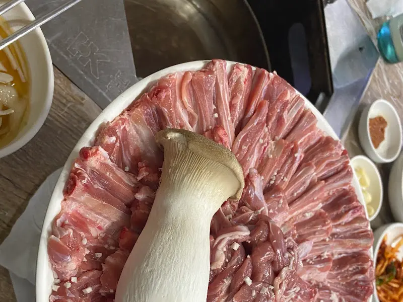 숯불 위에서 익어가는 오리