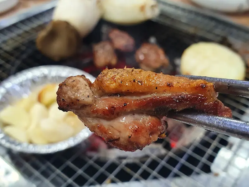 잘 구워진 오리 특수부위