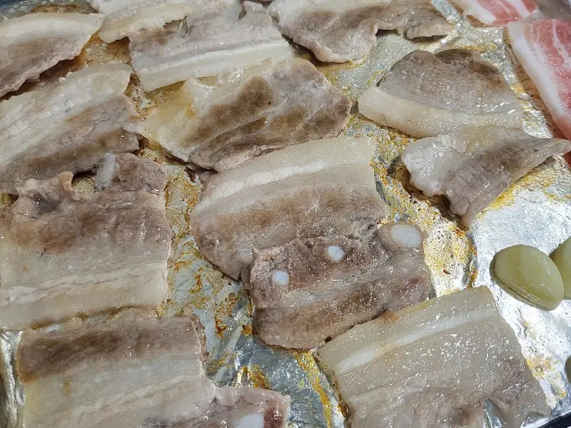 불판 위에서 익어가는 냉동삼겹살