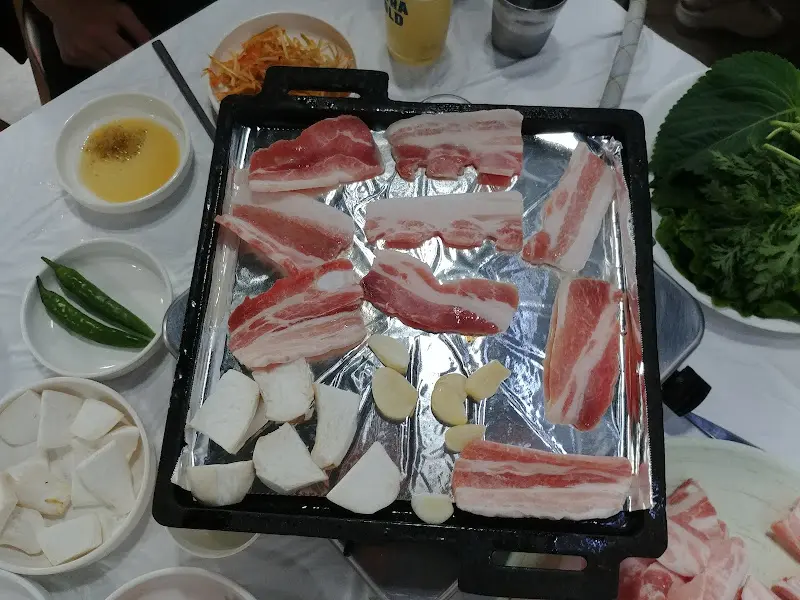 냉동삼겹살과 김치, 마늘의 조합