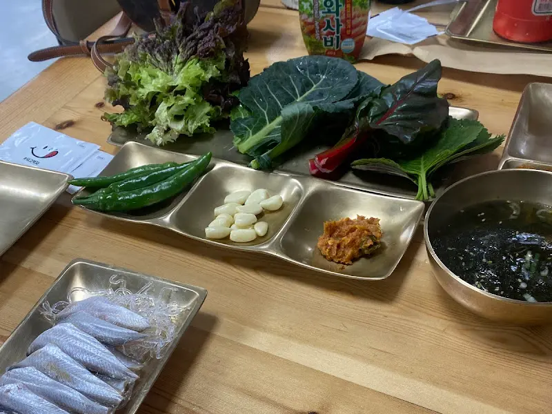 놋그릇에 담겨 나온 쌈 채소와 김국