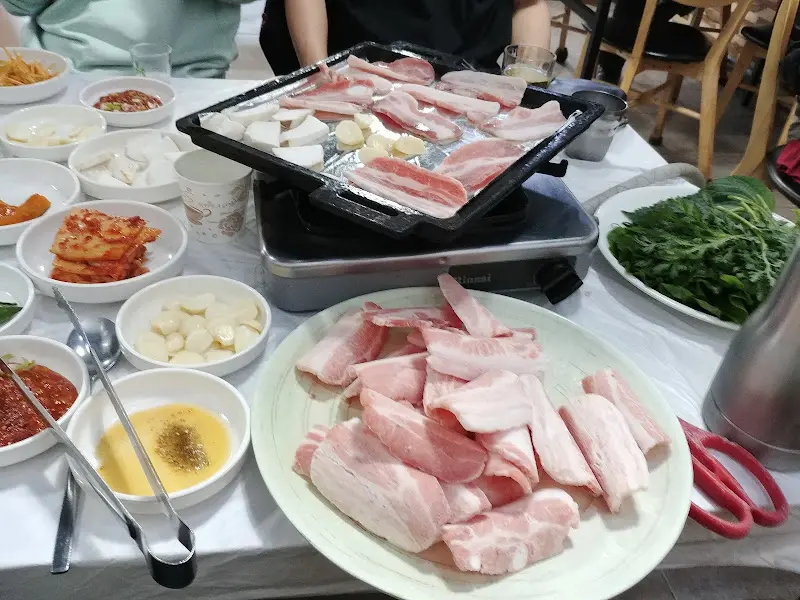 유진식당의 냉동삼겹살 한 상 차림