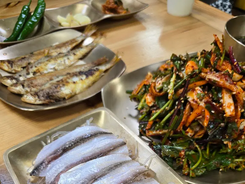 놋그릇에 담겨 나온 밴댕이 구이와 회무침