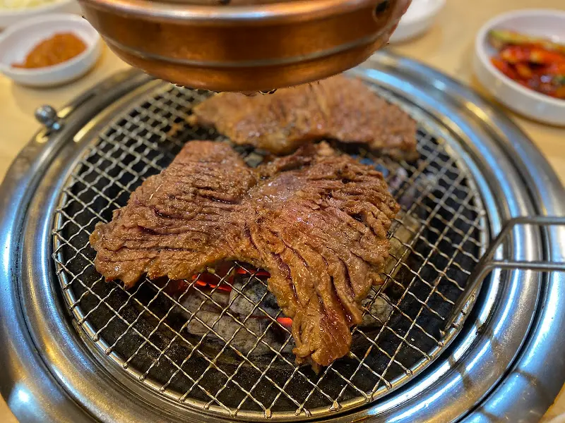 숯불 위에서 익어가는 소갈비