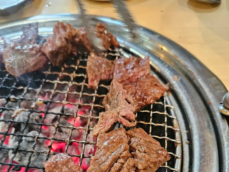 숯불 위에서 익어가는 소갈비