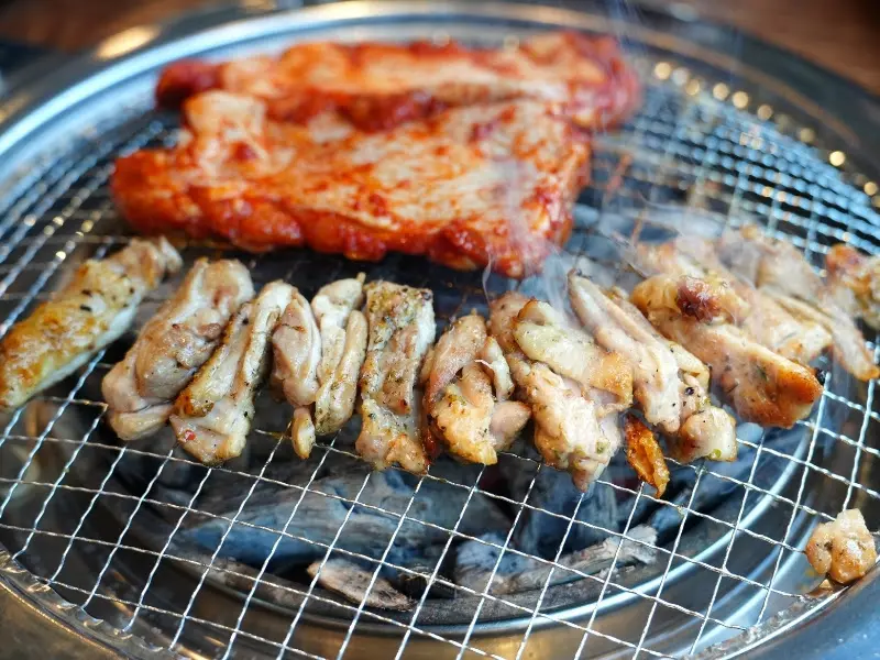 숯불닭갈비와 고추장 삼겹살