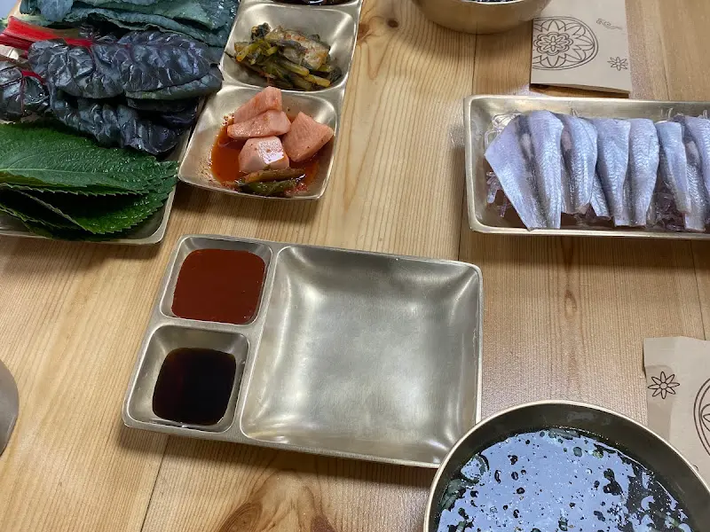 놋그릇에 담겨 나온 다양한 음식들