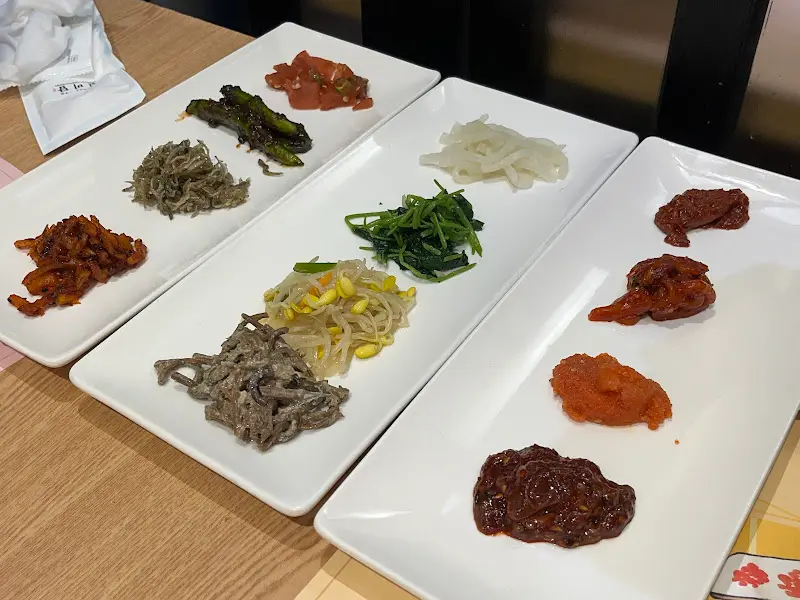 정갈하게 담긴 반찬