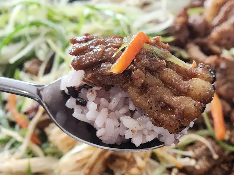 밥 위에 석갈비