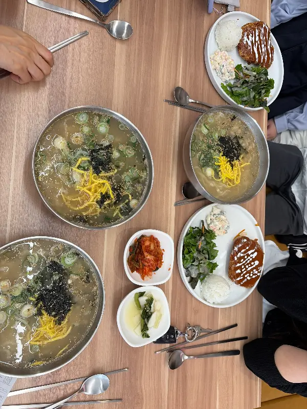 테이블 위에 놓인 칼국수와 돈까스