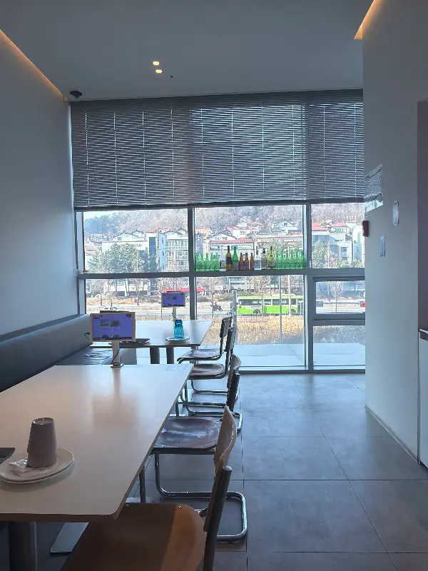 넓고 깔끔한 매장 내부