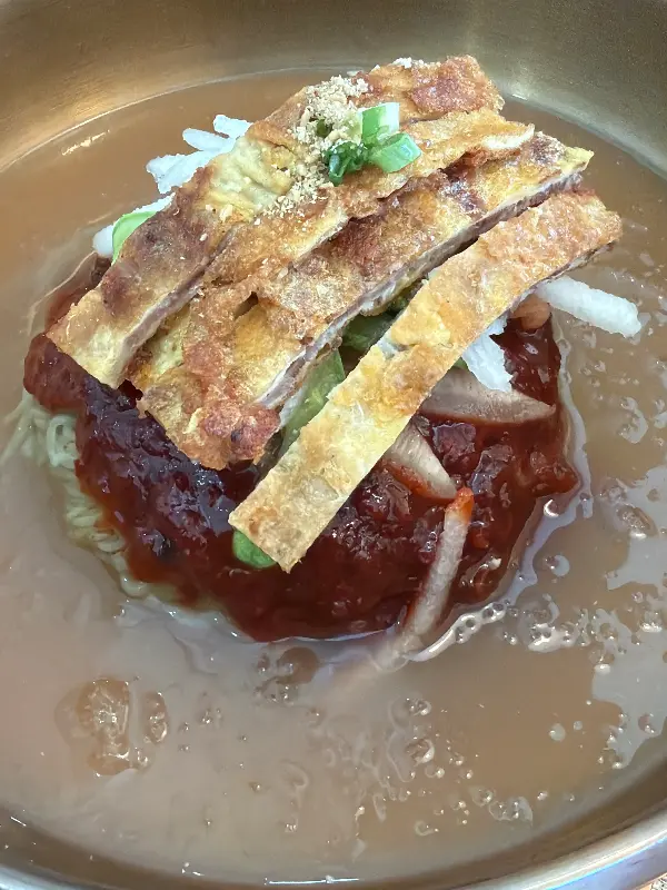 육전과 함께 즐기는 물비빔면