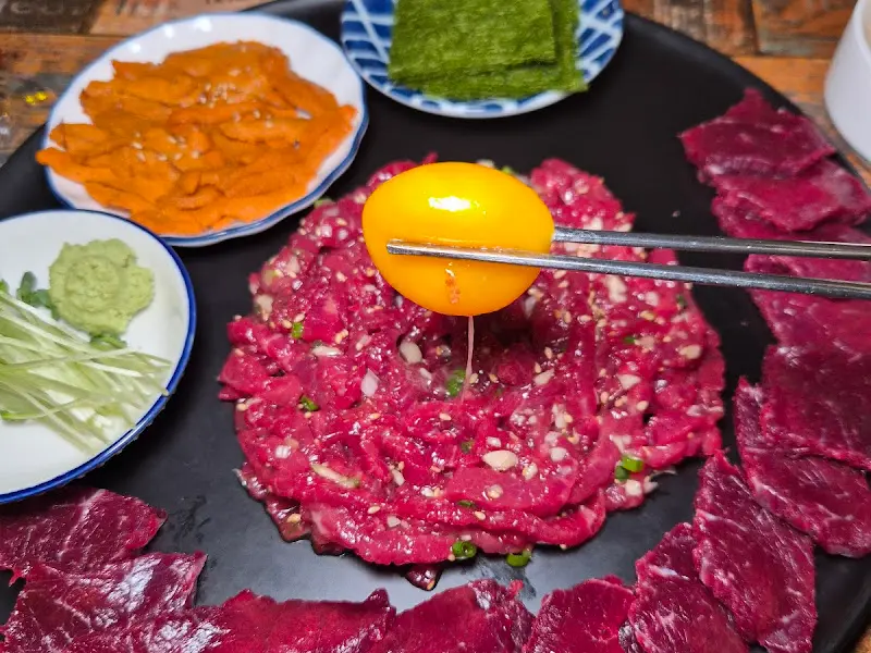 육회에 노른자를 톡 터뜨려 비빈 모습