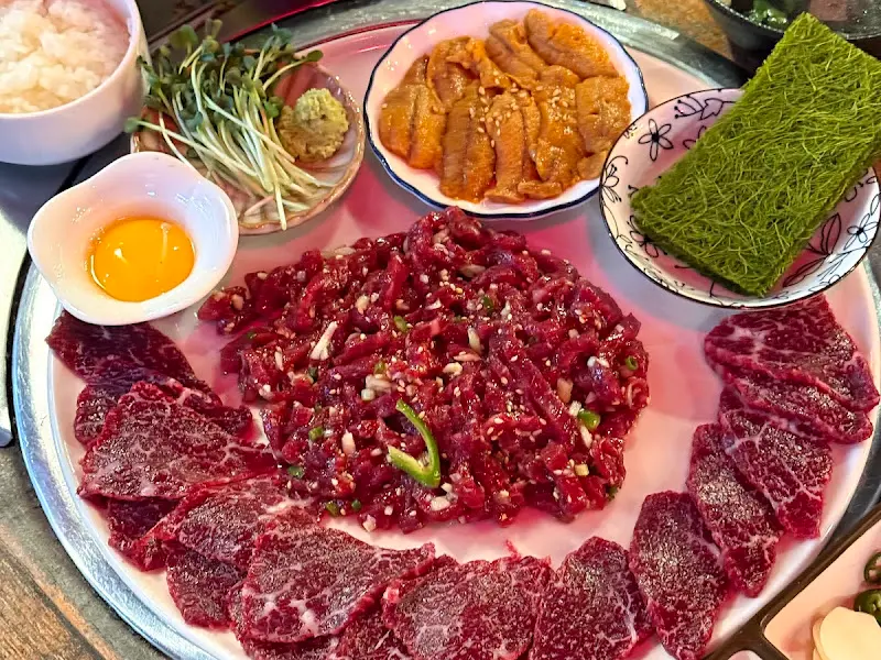 육회, 우니, 감태의 환상적인 조합