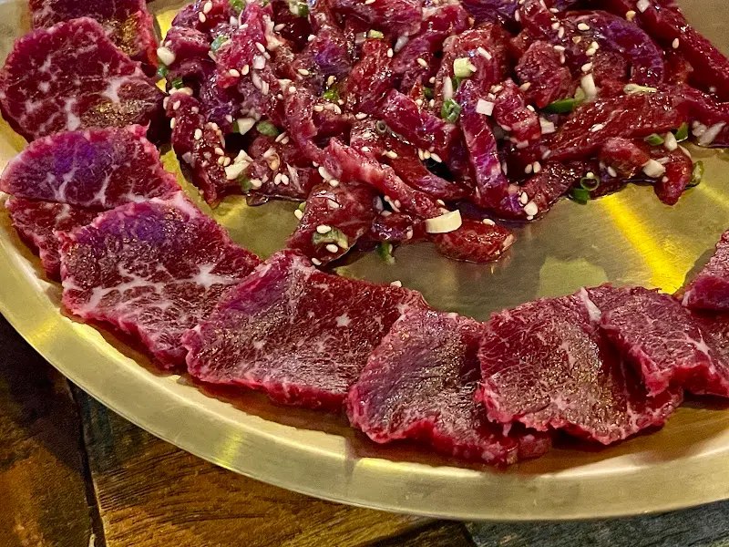 신선함이 느껴지는 뭉티기와 육회