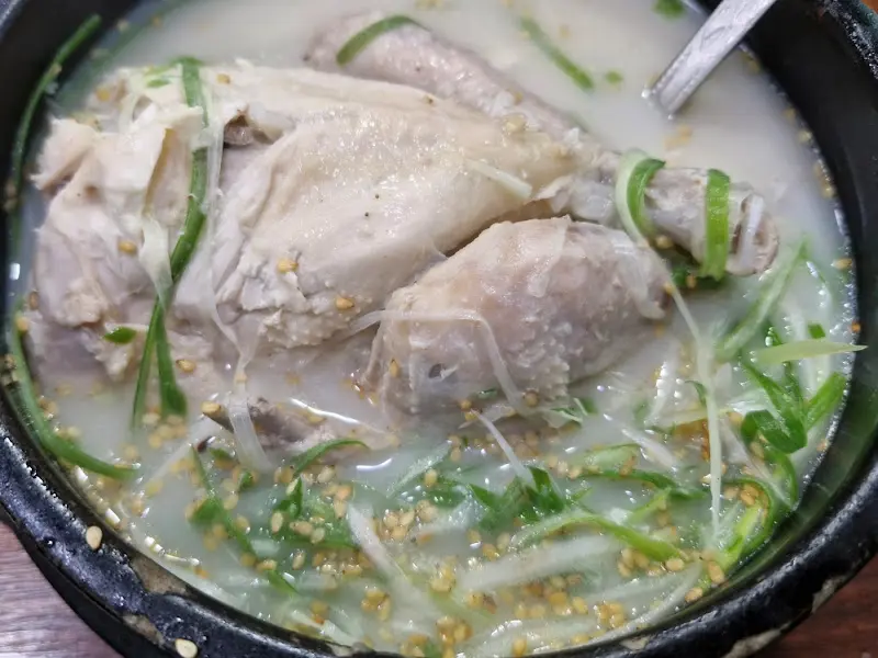 뽀얀 국물과 파채 고명이 인상적인 삼계탕