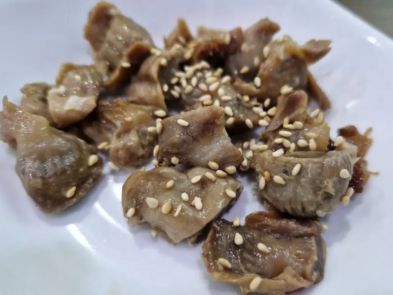 참깨가 뿌려진 닭 모래주머니 볶음