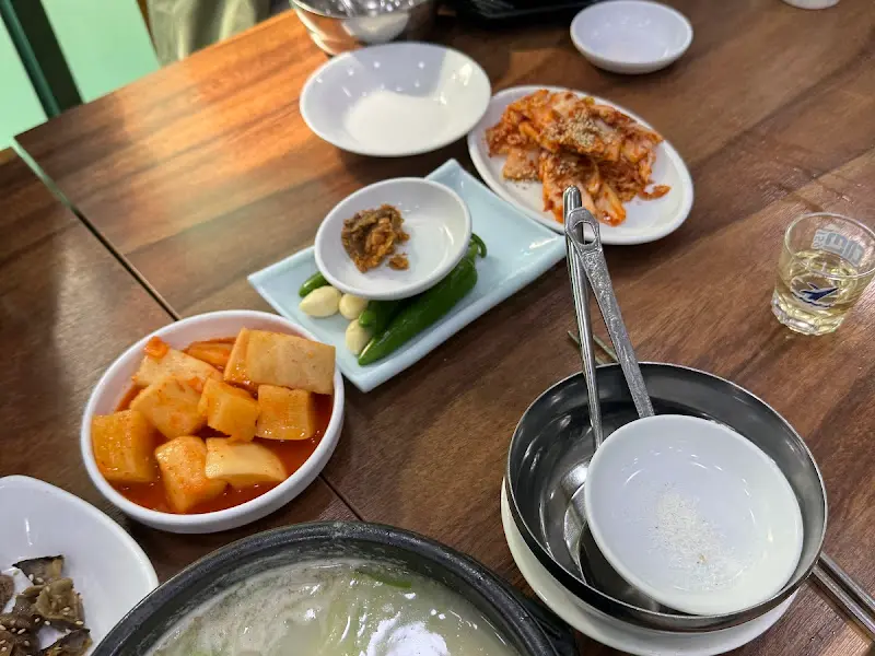 삼계탕과 함께 차려진 기본 반찬