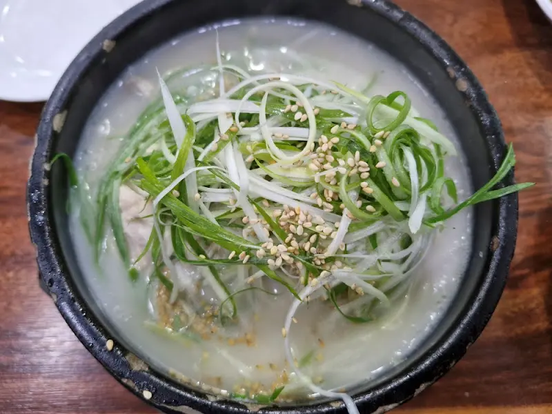 파채 고명이 올려진 삼계탕 클로즈업