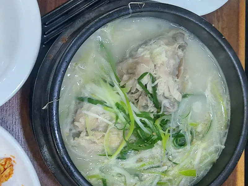 살코기가 드러난 삼계탕