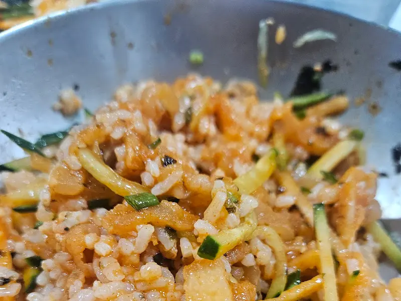 밥과 함께 비벼먹은 물회