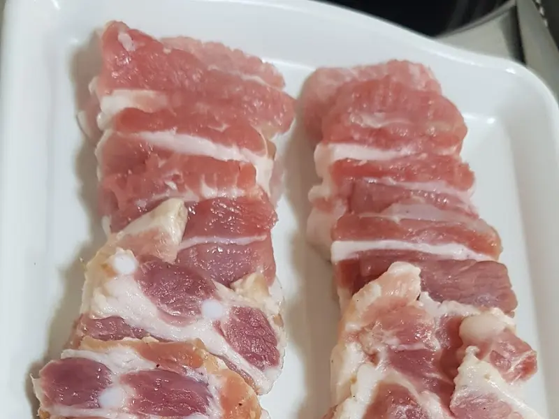 두툼하게 썰린 된장박이 삼겹살