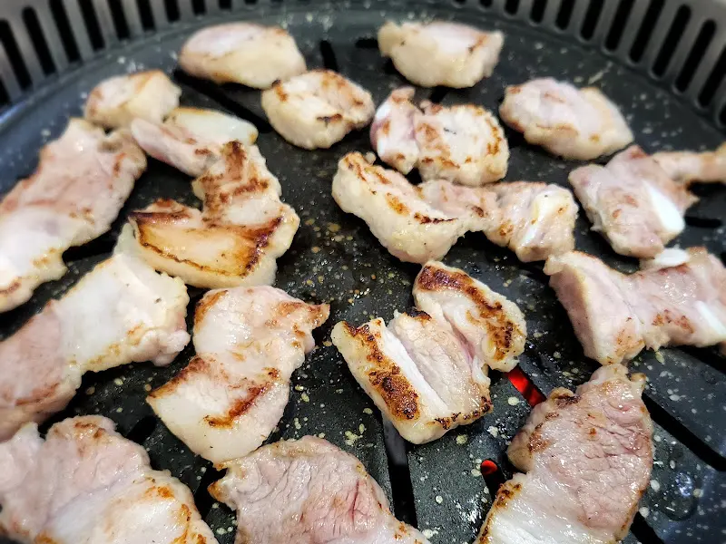 숯불 위에서 맛있게 익어가는 삼겹살