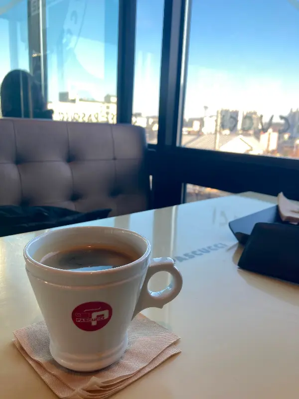 창밖을 보며 즐기는 커피