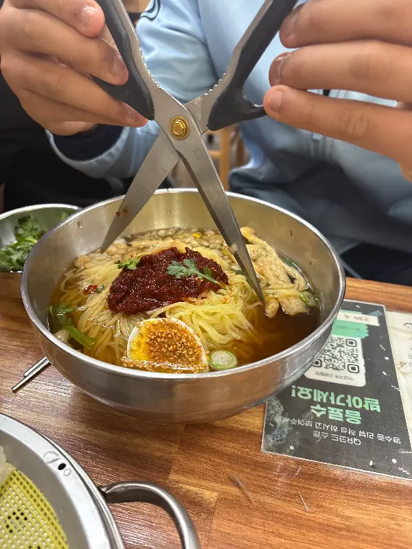 물밀면 면을 자르는 모습