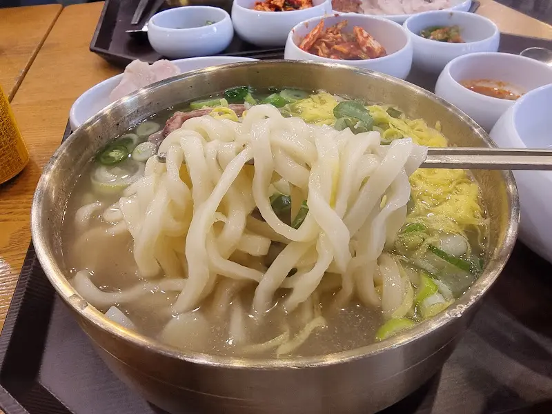 놋그릇에 담긴 뼈칼국수