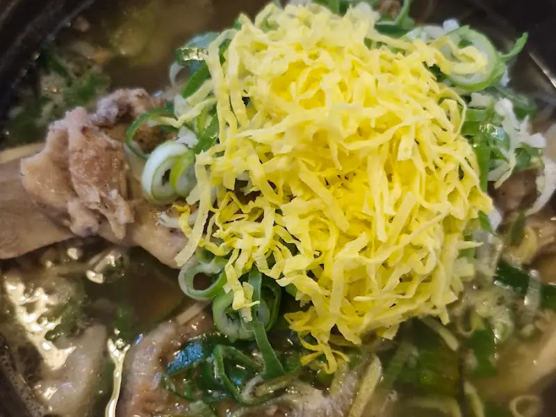 계란 지단과 파가 듬뿍 올려진 뼈칼국수