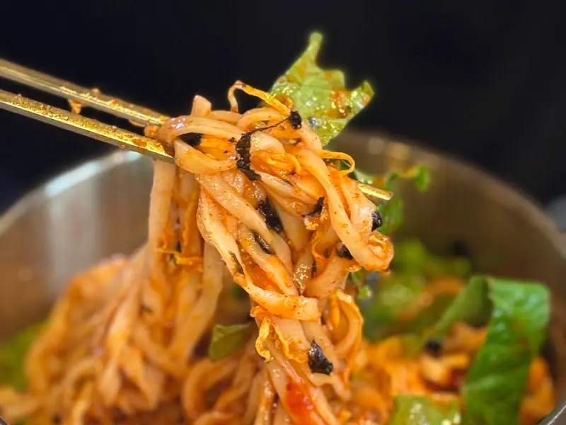 매콤달콤한 비빔칼국수