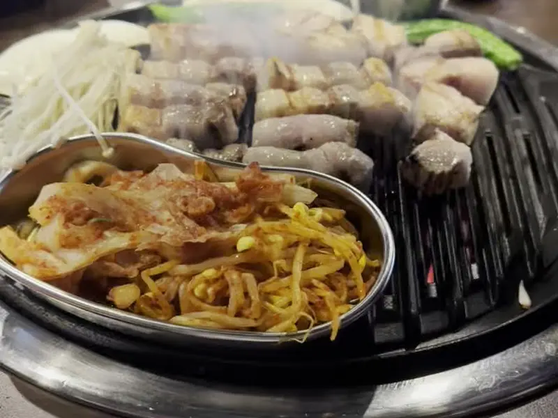 불판 위에서 익어가는 삼겹살