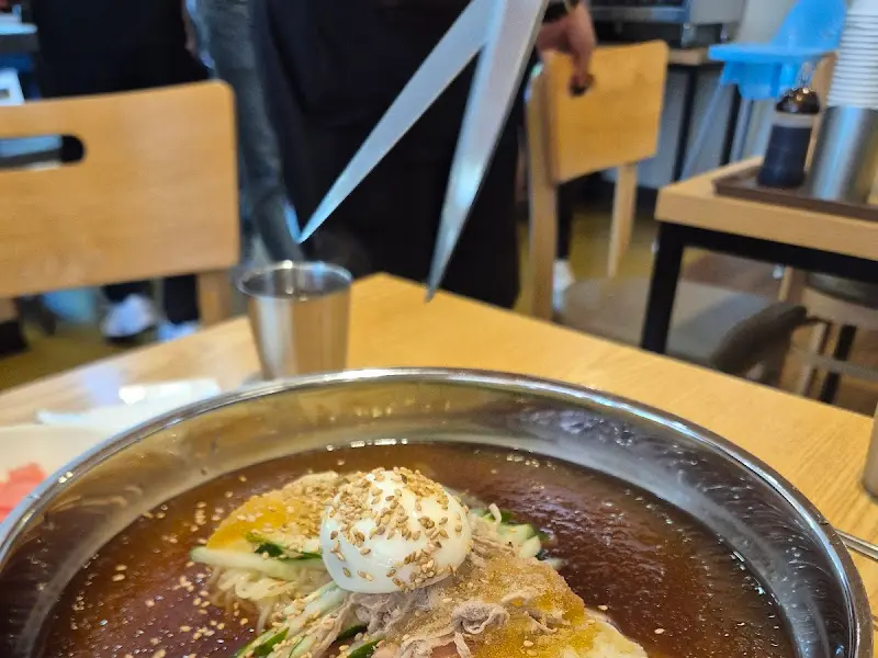 물밀면을 자르는 모습