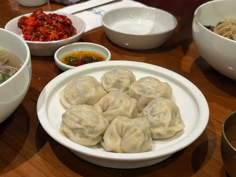 테이블 위에 놓인 고사리만두의 모습