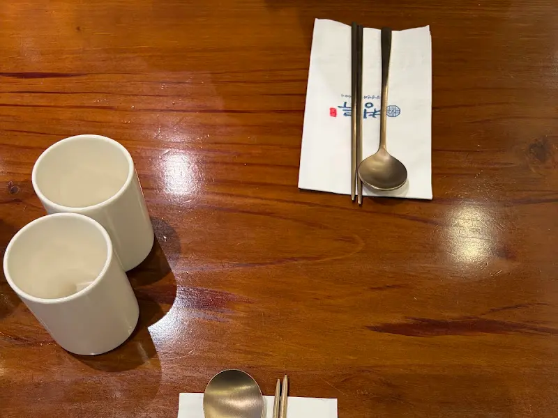 테이블 위에 놓인 놋 수저 세트