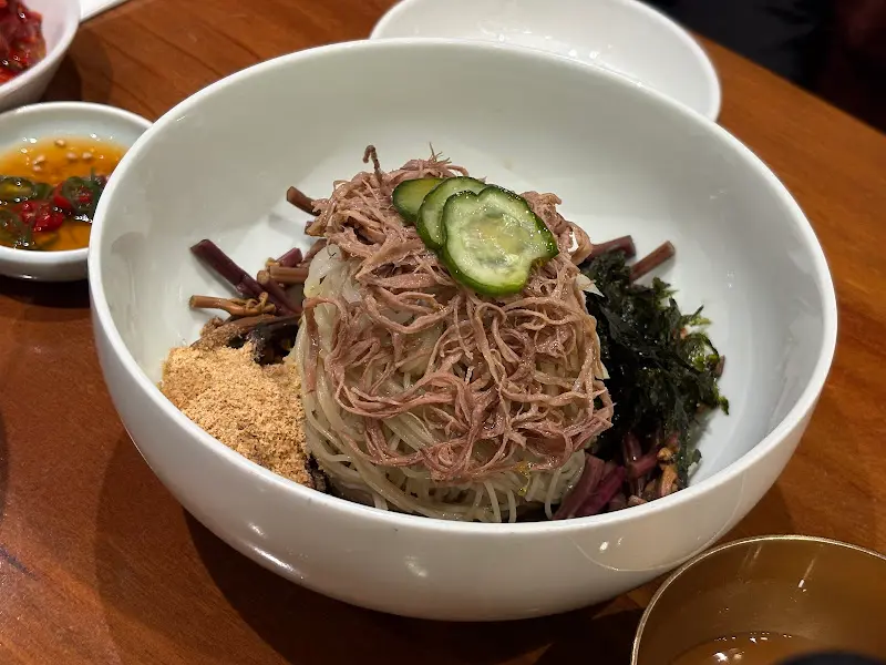 고사리 들기름 비빔냉면의 모습