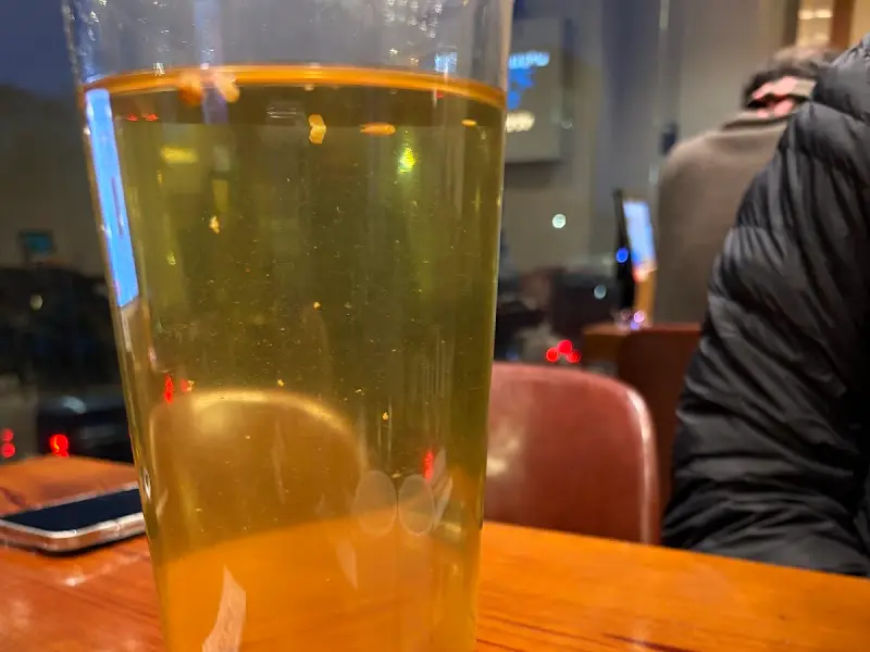 테이블 위에 놓인 메밀차