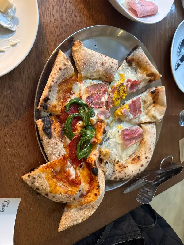 하프앤하트 피자의 먹음직스러운 단면