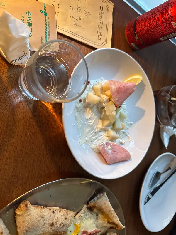 샐러드와 피자의 조화