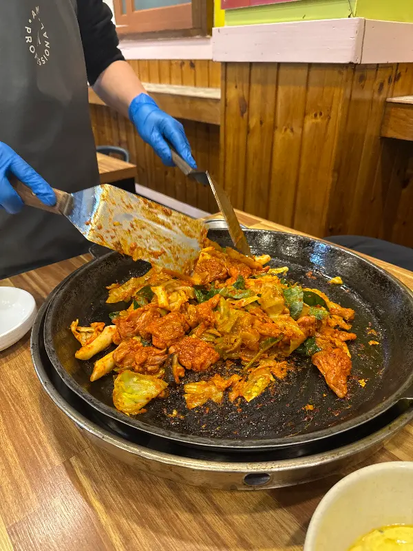 닭갈비 볶는 모습