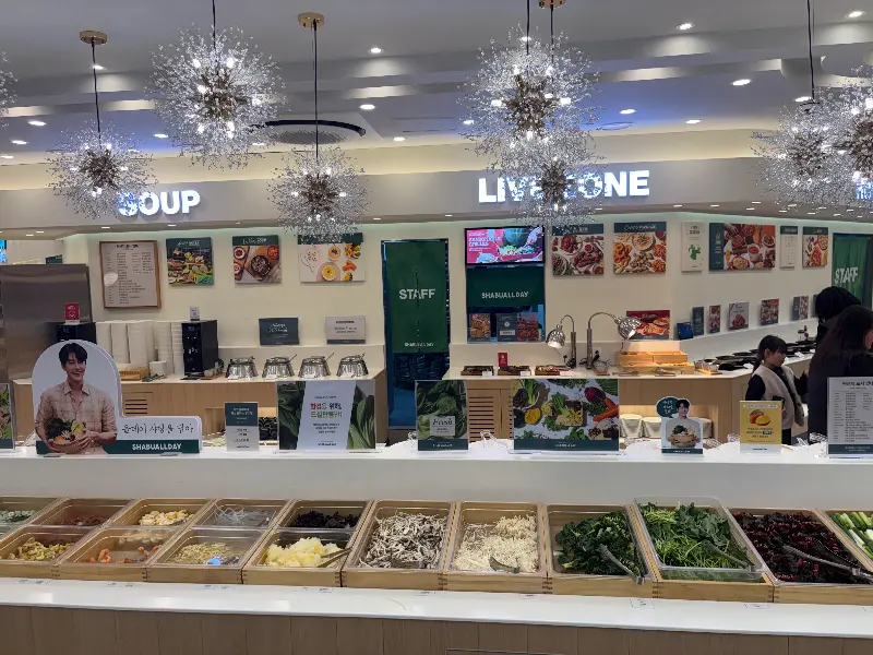 신선한 야채가 가득한 샐러드바