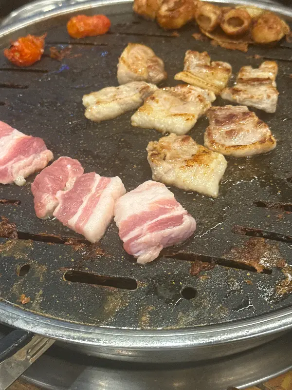 불판 위에 익어가는 막창과 삼겹살