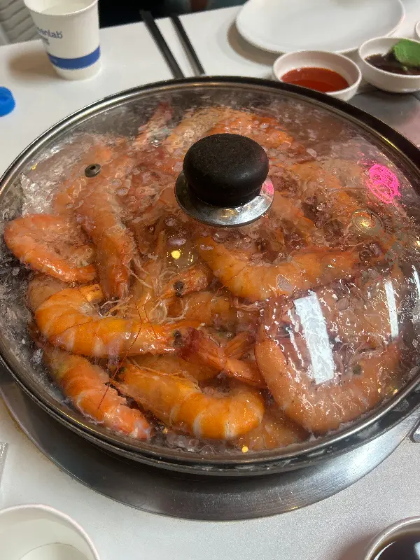 가게 앞에서 찍은 사진