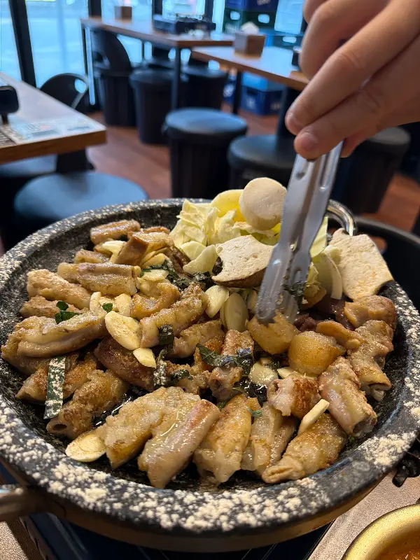 곱창을 집는 모습