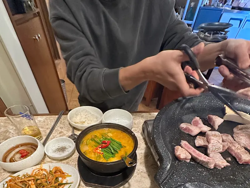 오겹살을 굽는 모습